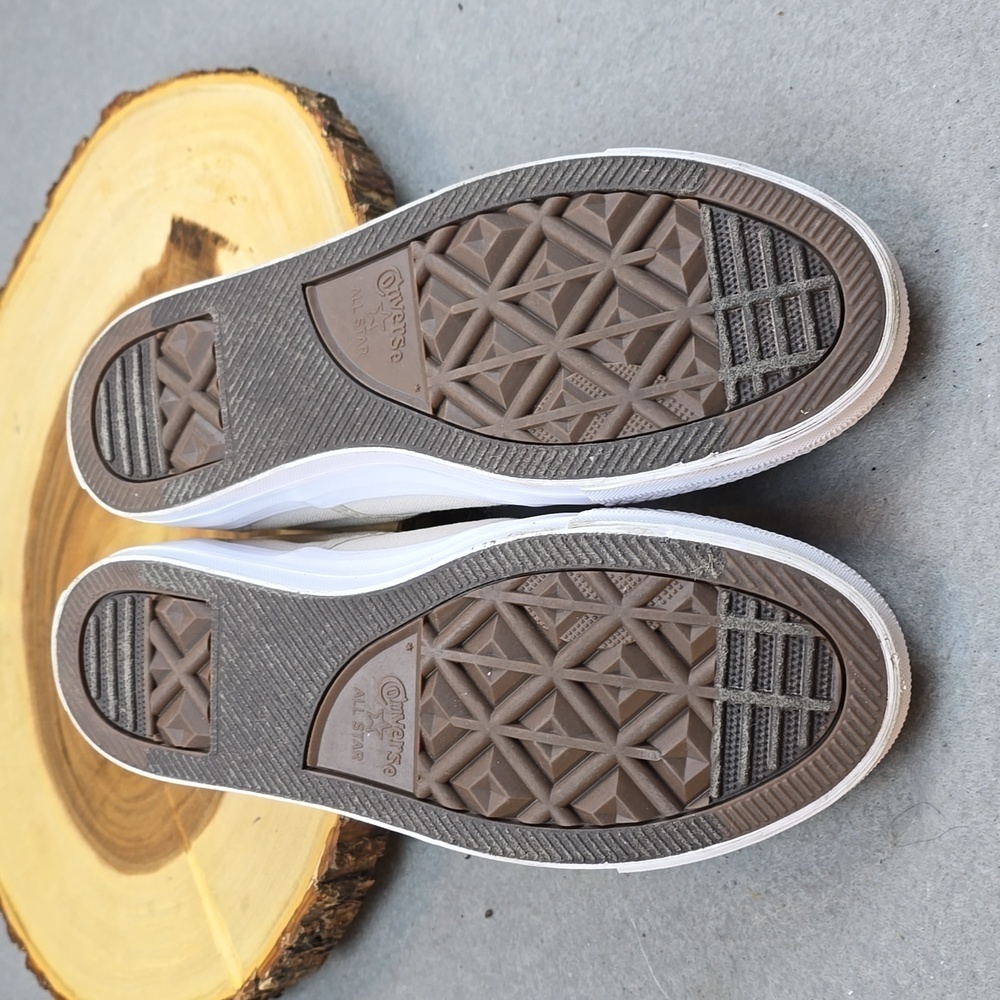 Converse women's size 9 beige. - Picture 8 of 8